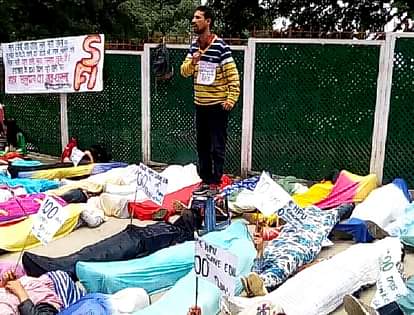 SFI supporters protest against VC in Shimla