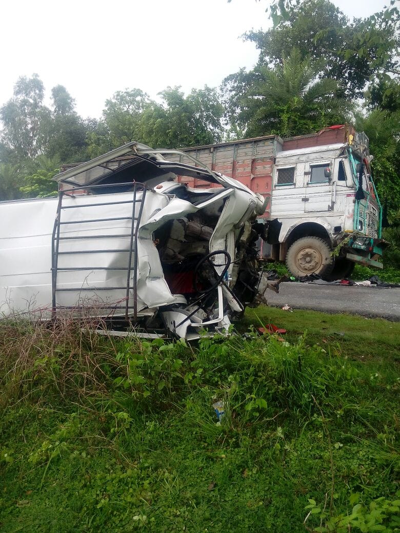 newspaper van met with accident in sitapur