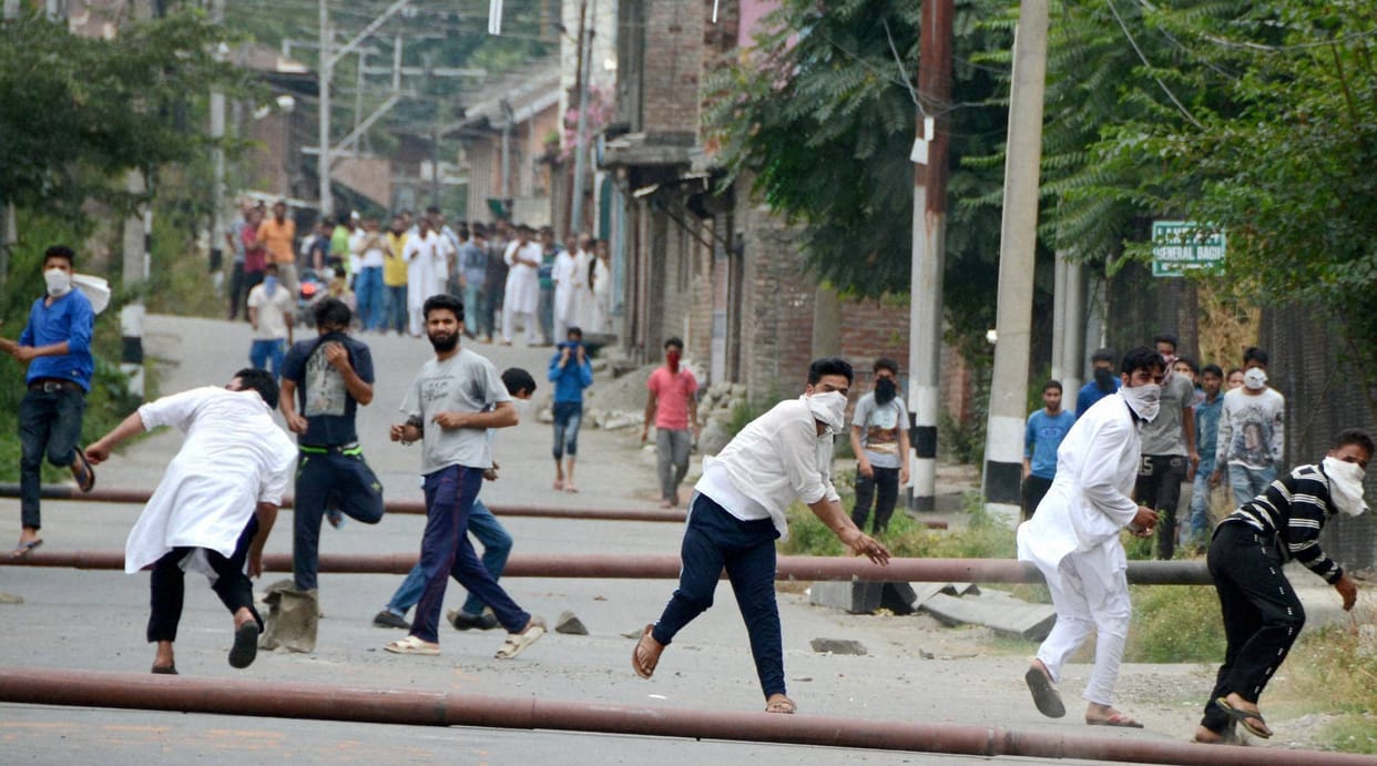 Curfew clamped in all 10 districts of Kashmir, toll death reached 40