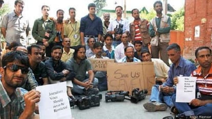 stone pelting on journalist in kashmir valley 