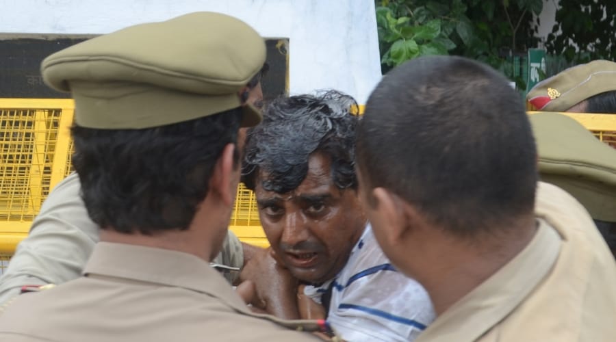 man tries to commit suiicde infront of police