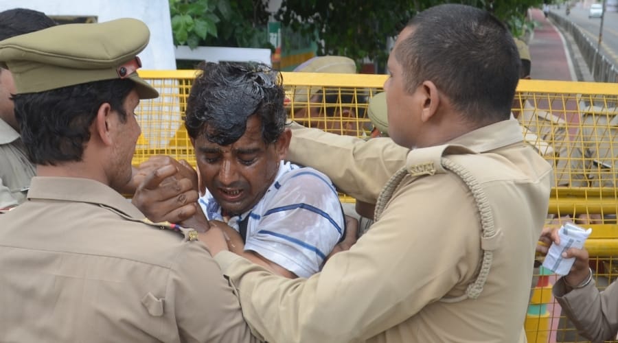 man tries to commit suiicde infront of police
