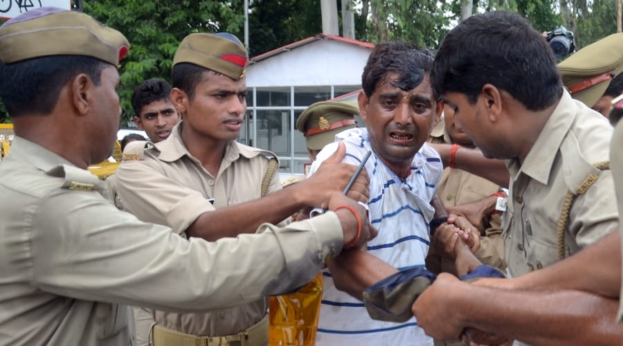 man tries to commit suiicde infront of police