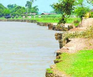Red mark just 39 cm. The water level of the river Sarayu