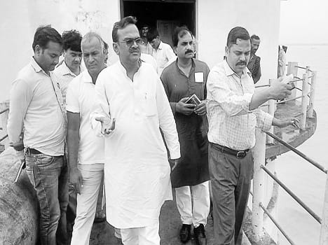 Filter plant and dam engineers saw Urmila