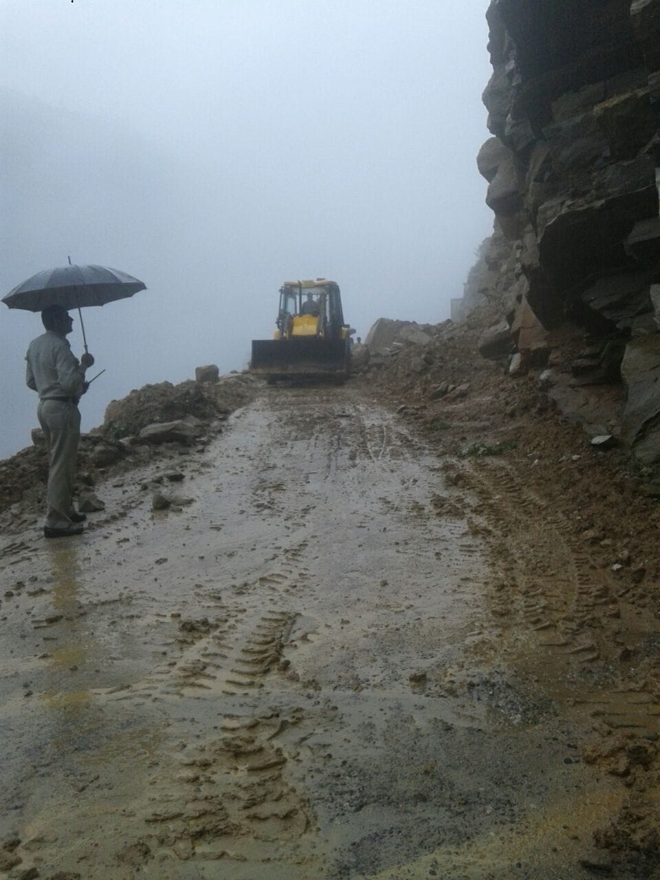 heavey rain in uttarakhand, pilgrims stopped at safe places.
