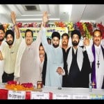 ईद मिलन समारोह में एक-दूसरे के हाथ पकडे़ मुख्य अतिथि व राष्ट्रीय मुस्लिम मंच के मार्गदर्शक और संघ प्रचारक इंद्रेश कुमार, उनके बाईं ओर तरनजीत सिंह, दाहिनी आेर शहरकाजी मौलाना हामिद हुसैन, मौलाना अजहर नकवी और पादरी जितेंद्र सिंह।