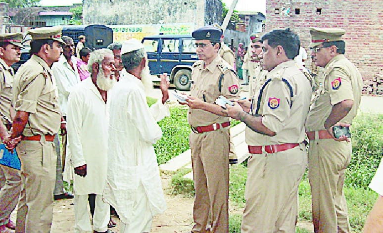 Kalakedi two sides threw stones at the village , 5 injured