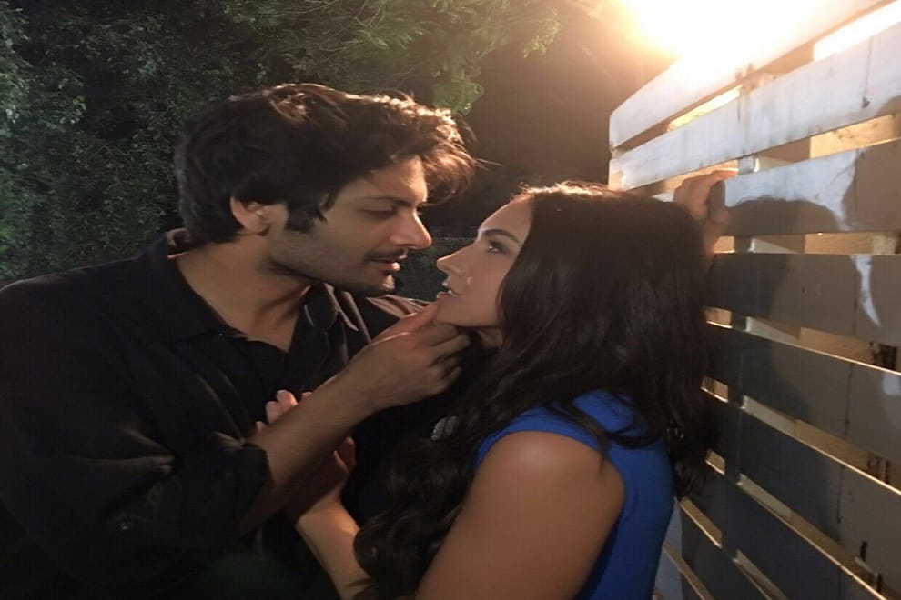 ali fazal teaching hindi to lorain