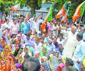 bjp workers protest at police station