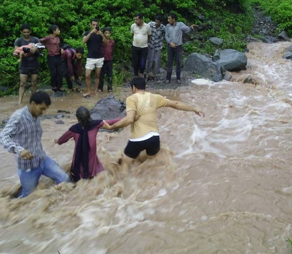 childrens cross river daily for going school, photos of dangerous school way