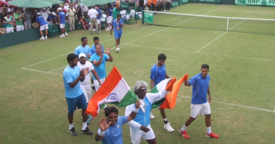 leander paes ans rohan bopanna hosted national flag after winning devis cup doubles match