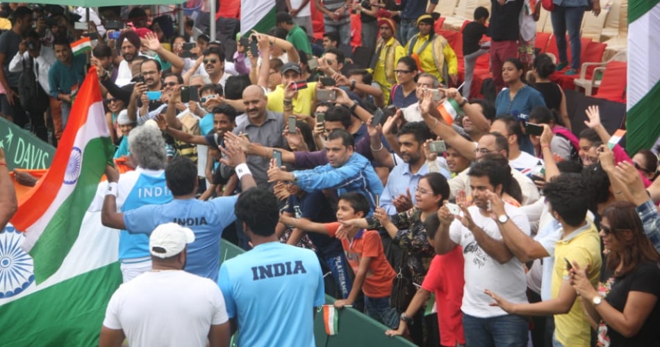 leander paes ans rohan bopanna hosted national flag after winning devis cup doubles match