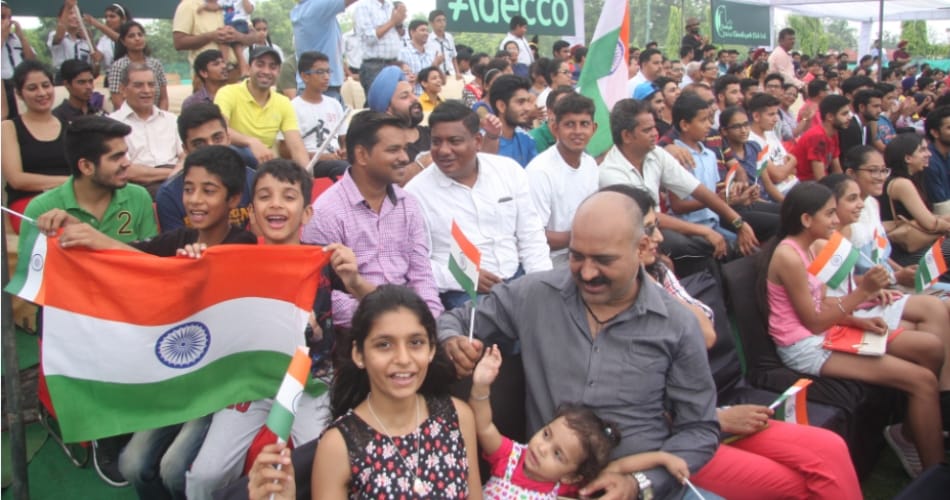 leander paes ans rohan bopanna hosted national flag after winning devis cup doubles match