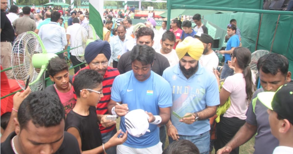 leander paes ans rohan bopanna hosted national flag after winning devis cup doubles match