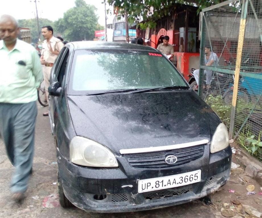 SP leader in the car in front of the police station robbed