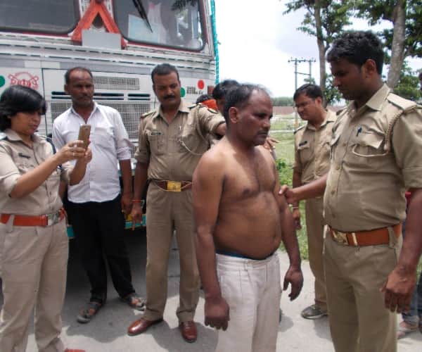  Loot and murder in truck in Unnao.