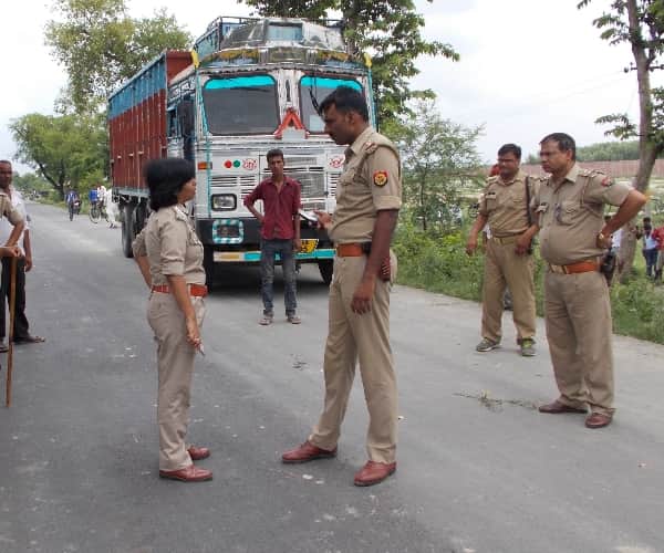  Loot and murder in truck in Unnao.