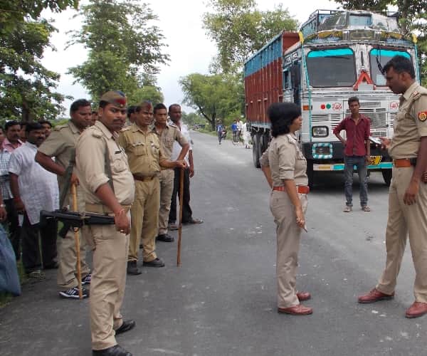  Loot and murder in truck in Unnao.