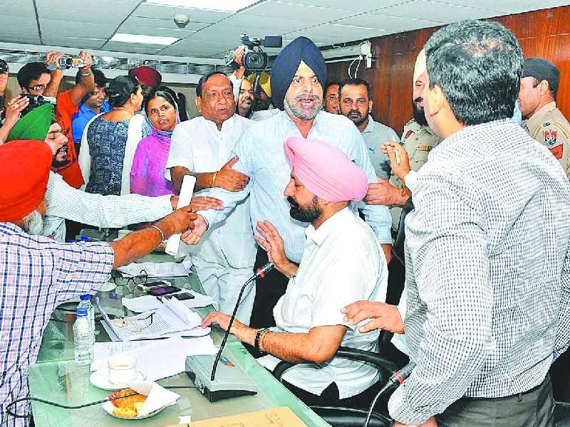 Mohali municipal, Rehdi phadi embroiled, Deputy Mayor ruckus, municipal Commissioner 