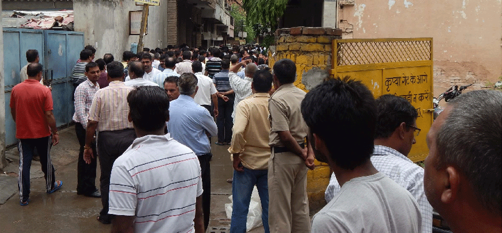 Sitting in front of the house waited crook, the frantic showering bullets on sight