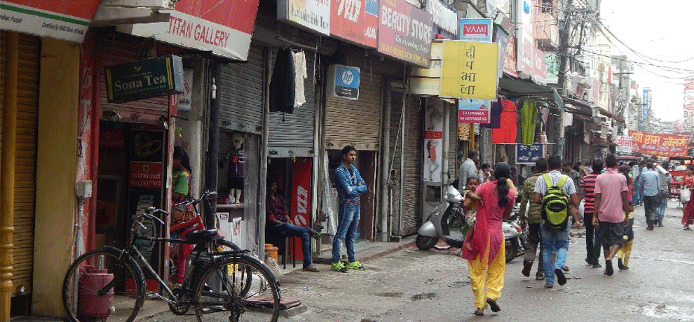 Sitting in front of the house waited crook, the frantic showering bullets on sight