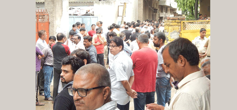 Sitting in front of the house waited crook, the frantic showering bullets on sight
