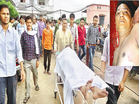 Sarraf beat youths looted jewelery