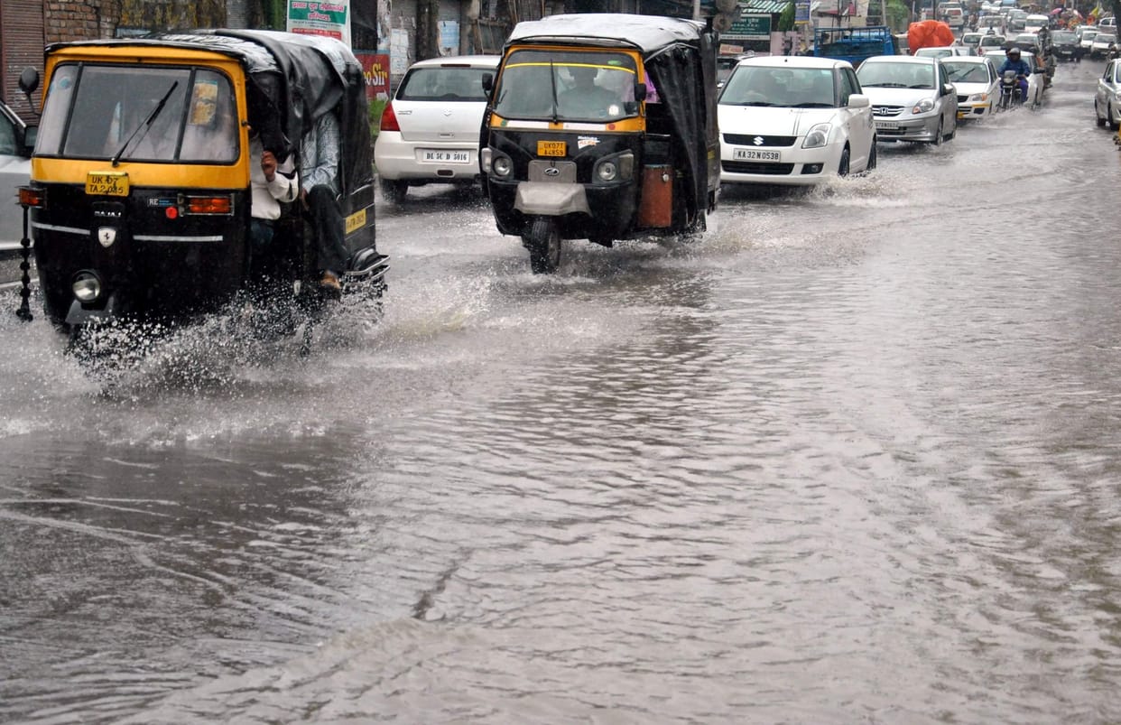 heavy rain dehradun, electricity and water supply chopped in many area.