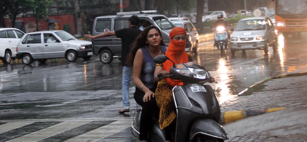 heavy rain and traffic jam in delhi 