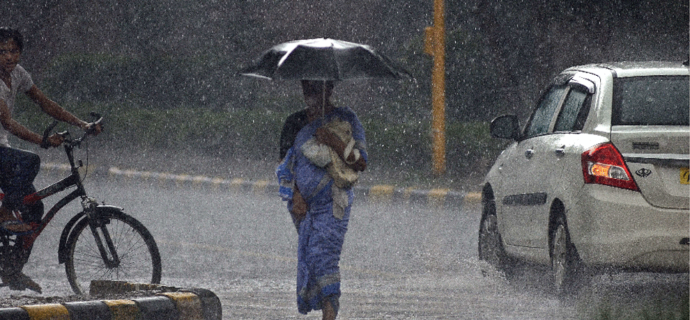 heavy rain and traffic jam in delhi 
