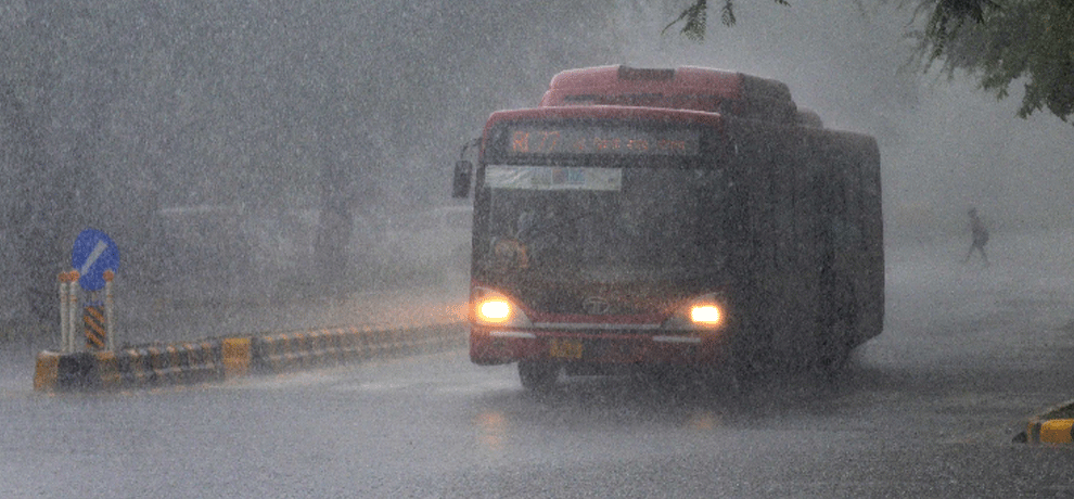 heavy rain and traffic jam in delhi 