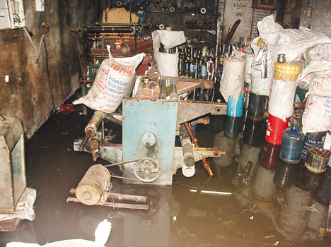 Panki water entered the 100 factories, work stalled