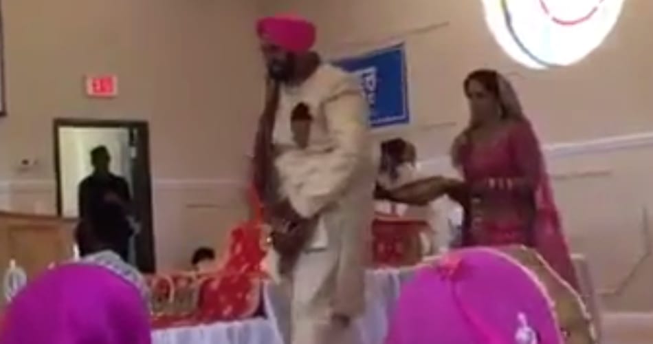 sikh groom paijama falls down during wedding ceremony in gurudwara