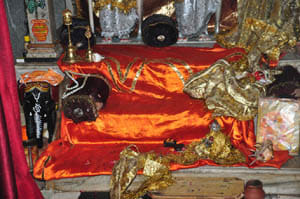 statue of lord krishna and radha stolen by thief