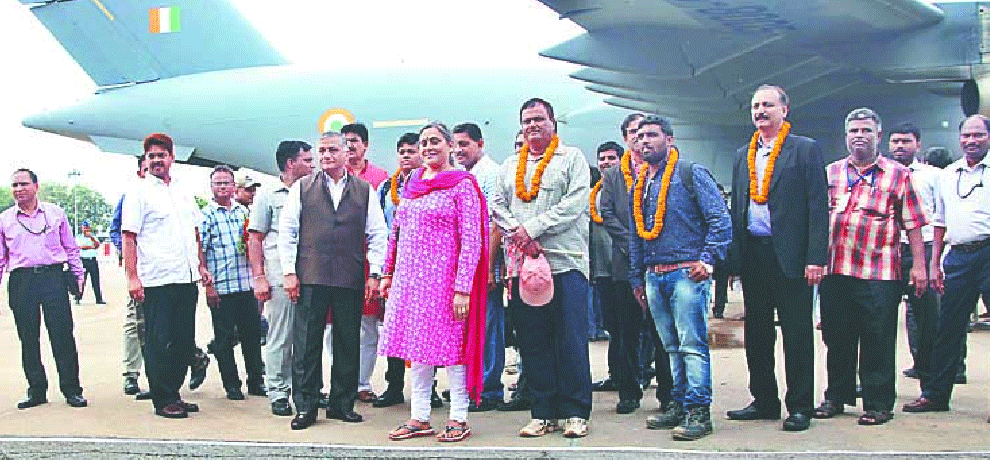 indians returning from sudan to india in delhi 