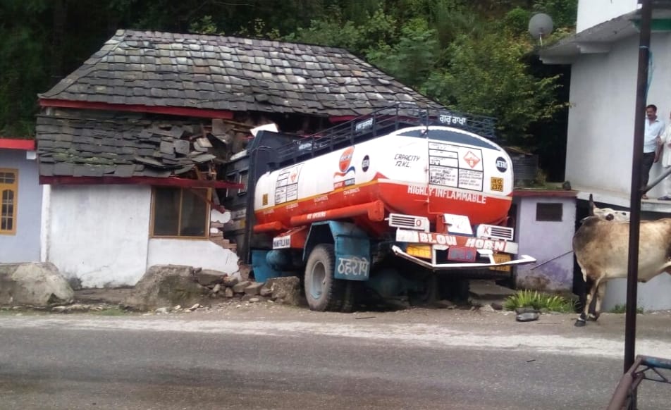Tanker crashed into House at mandi, live photos.