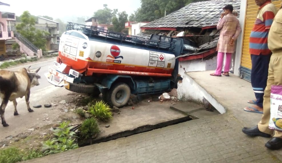 Tanker crashed into House at mandi, live photos.