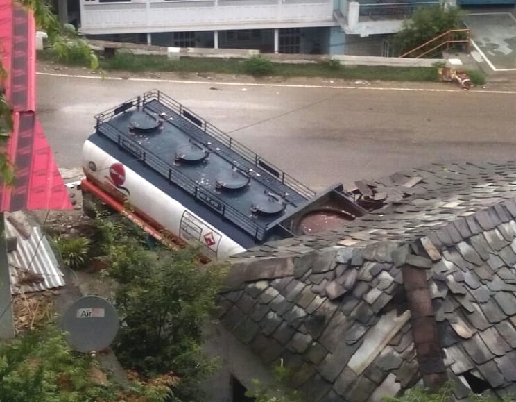 Tanker crashed into House at mandi, live photos.