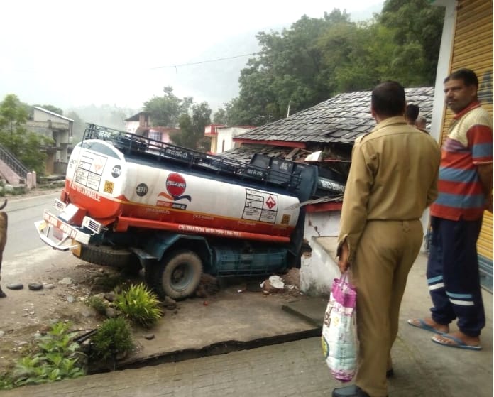 Tanker crashed into House at mandi, live photos.