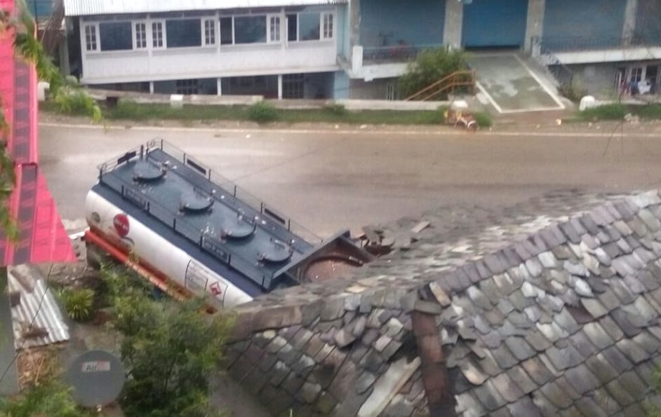 Tanker crashed into House at mandi, live photos.