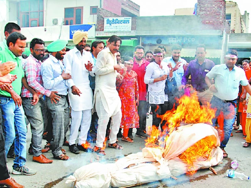 NHM Mulajimon demonstrated in front of the finance minister's residence, demanding regular, Sangrur