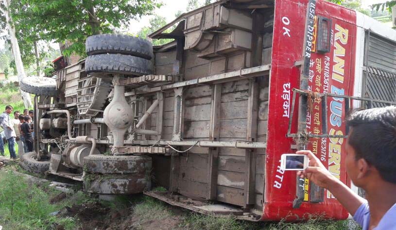 Private full of passengers Three of the injured bus overturns
