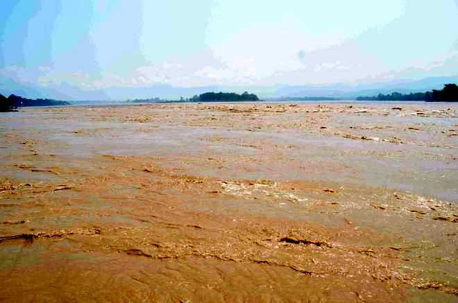 Twenty-two lakh cusecs of water into river The administration has abandoned alert