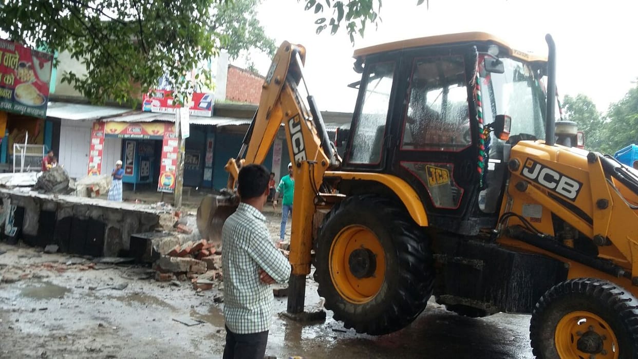 Nagar Panchayat gate dropped in the night