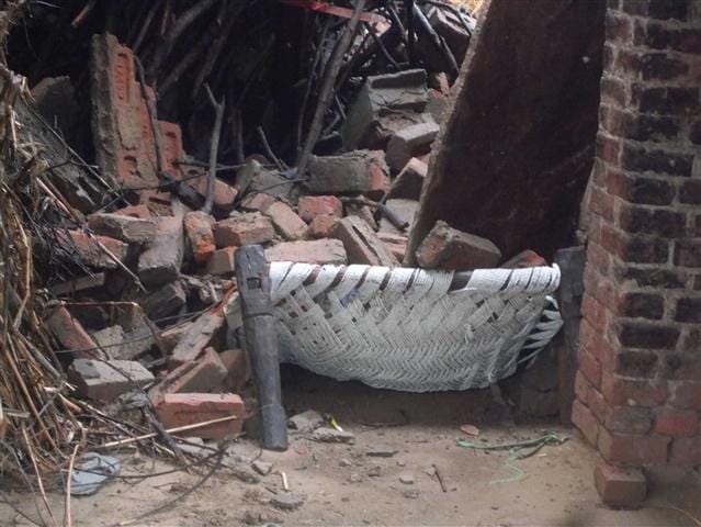 कई मकान गिरे, दो की मौत, 12 लोग घायल