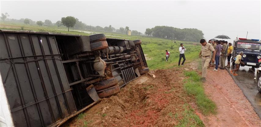 6 injured in accident