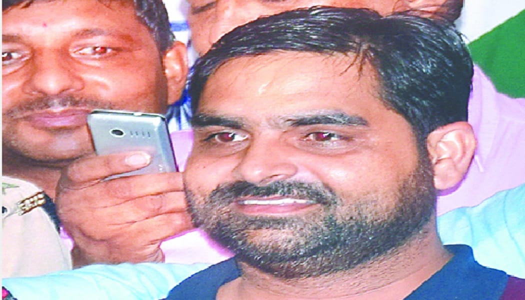 BSP candidate Arif Jaula's supporters anger on his publicity stunt