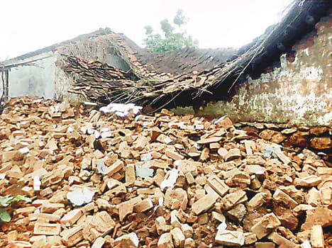 The rain fell in three houses, roads waterlogged