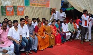 BJP members shouted at the police station Halla daraganj